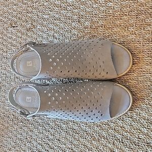 𝅺white MOUNTAIN light gray open toed heels.  Size 8 1/2 M excellent condition.